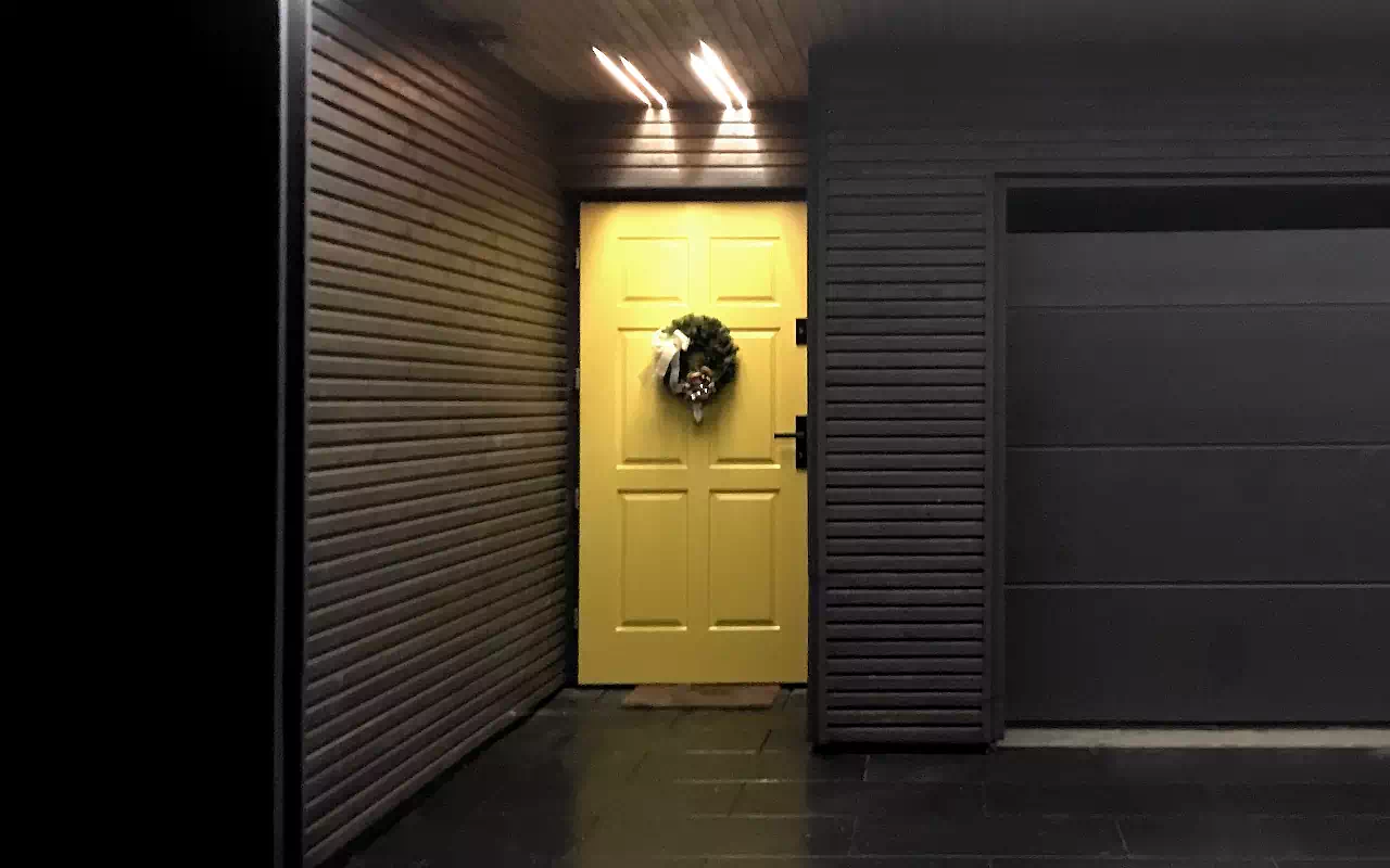 Zamontowane drzwi do domu wzór 533,10 w kolorze zółtym