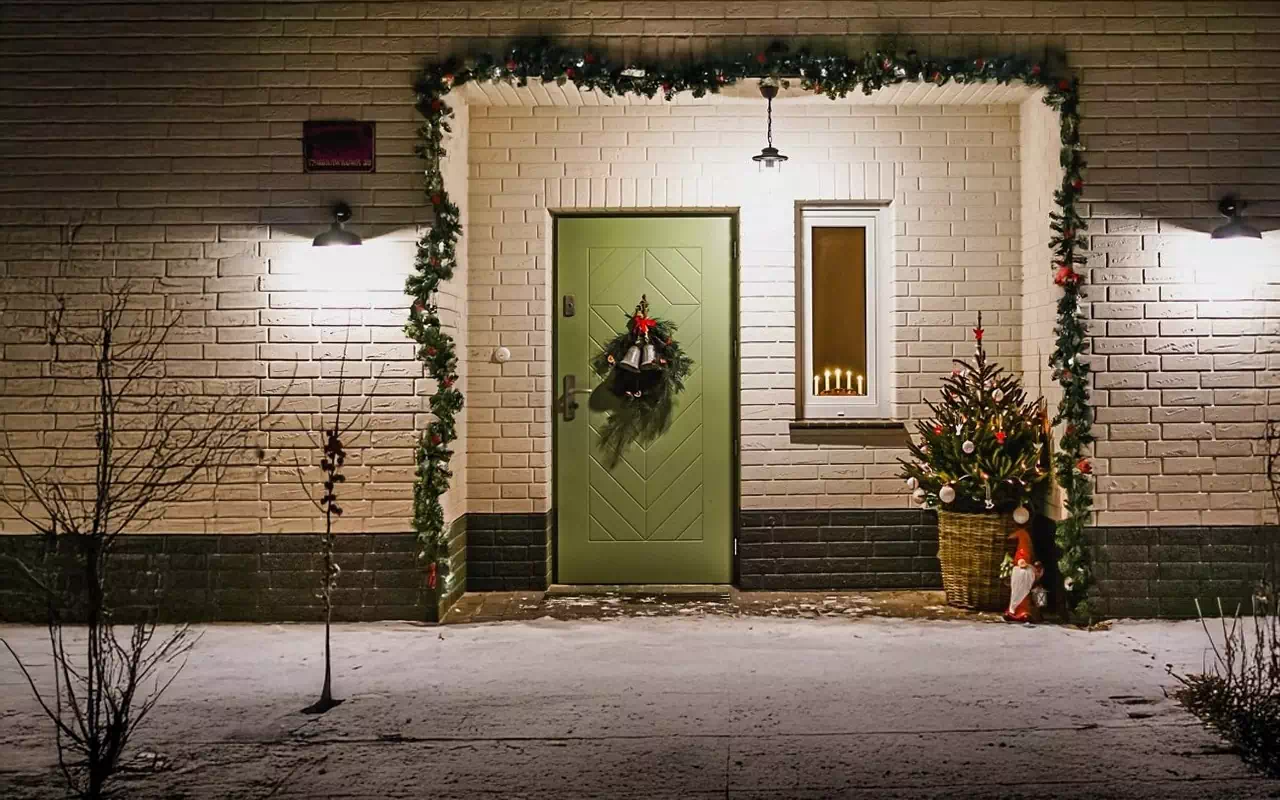 Zamontowane drzwi do domu wzór 534,1 w kolorze zielonym