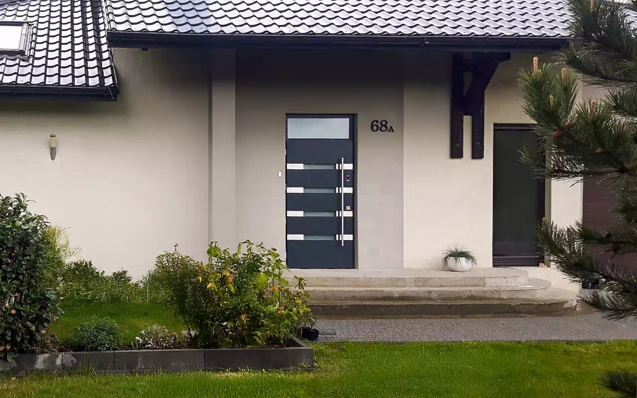 Ekskluzywne drzwi wejściowe model 422,3 w kolorze antracytowym po wymianie