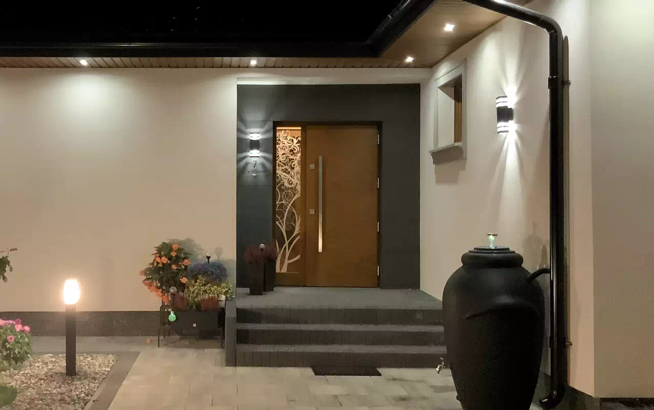 Ekskluzywne drewniane drzwi wejściowe wzór 430 w złoty dąb po zamontowaniu