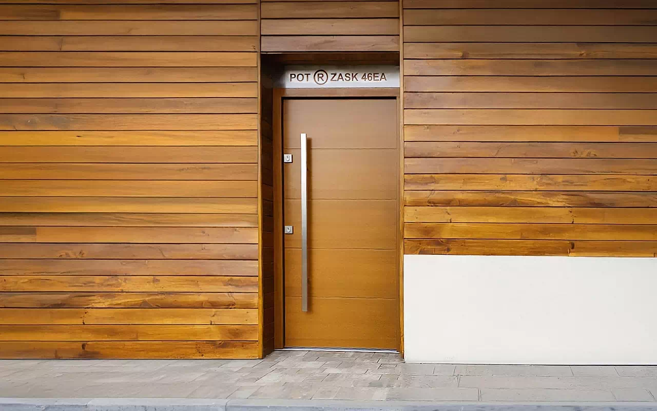 Zamontowane w domu drzwi zewnetrzne z naświetlem górnym wzór 490,9 w kolorze złoty dab