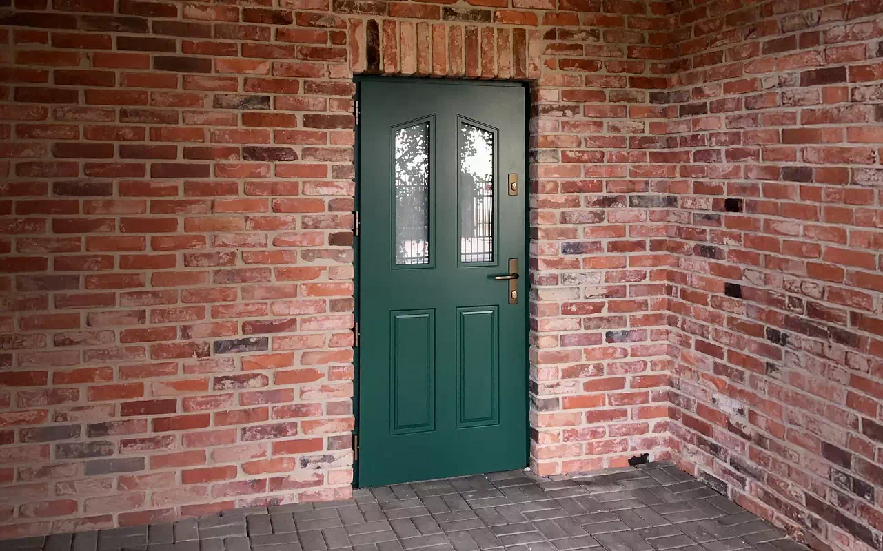 Ekskluzywne drzwi zewnętrzne wzór 534,1 w kolorze zielonym po zamontowaniu