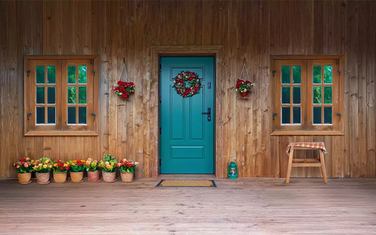 Zamontowane drewniane drzwi zewnętrzne wzór 534,10 w kolorze turkusowym