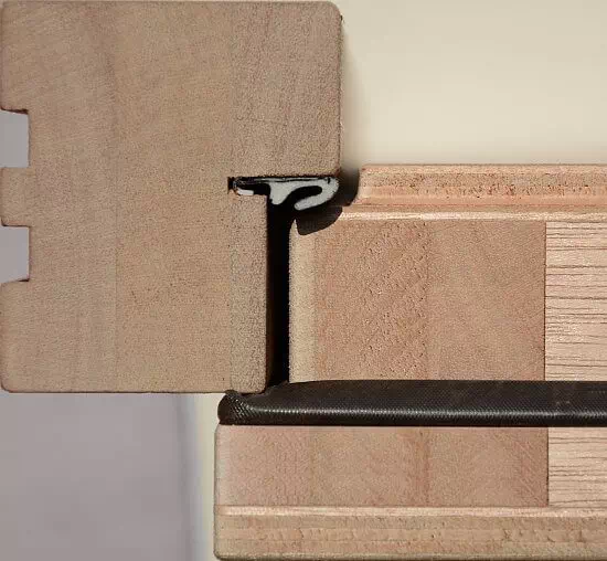 Złożenie ościeżnicy i skrzydła drzwi zewnętrznych typu M82