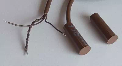 Kontaktron alarmowy z fukcją antysabotażu