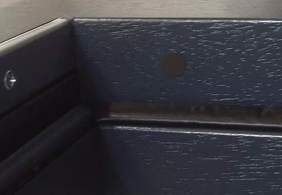 Kontaktron zabudowany w poprzeczce ościeżnicy drzwi zewnętrznych