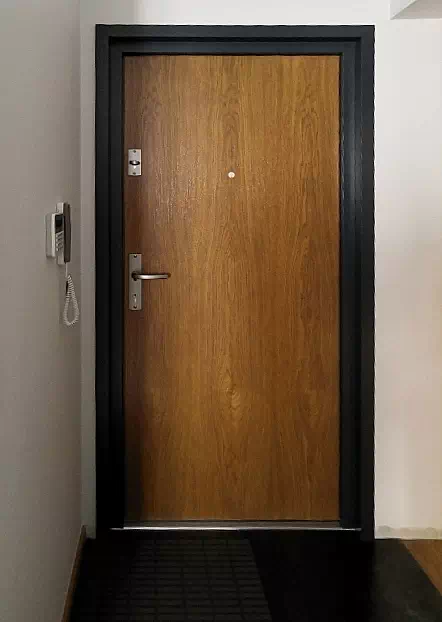 Widok elewacji domu z zamontowanymi drzwiami wzór 500C wymalowanymi w kolorze winchester + antracyt.