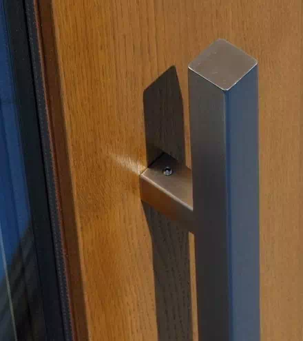 Pochwyt rurowy - antaba o przekroju kwadratowym 30x30 mm - wykończenie powierzchni: szlif