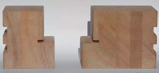 Poszerzone słupki ościeżnicy drewnianych drzwi zewnętrznych.