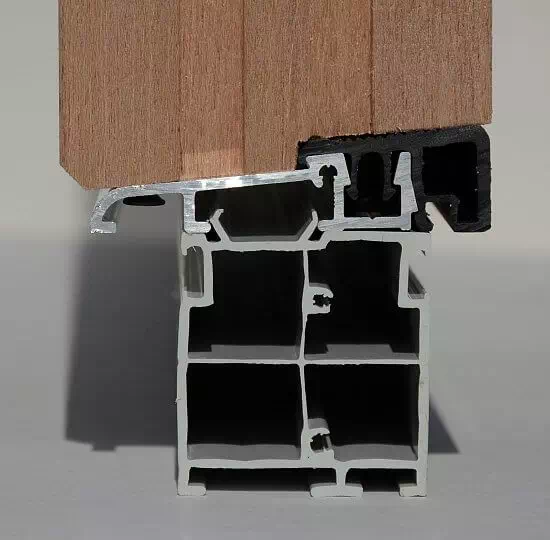 Próg drzwi zewnętrznych z pojedynczą listwą podprogową PVC