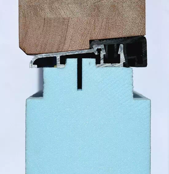 Próg drzwi zewnętrznych z termoizolacyjnym podprożem