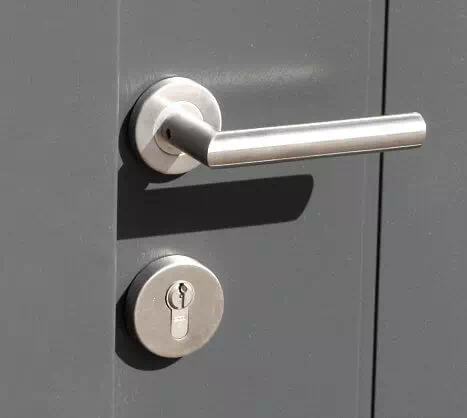 Drzwi zewnętrzne z antabą otwierane z zewnatrz obrotową gałko-klamką - widok klamki od strony wewnętrznej