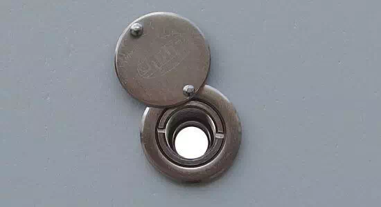 Wizjer optyczny chromowany do drzwi wejściowych i zewnętrznych - widok od strony wewnętrznej