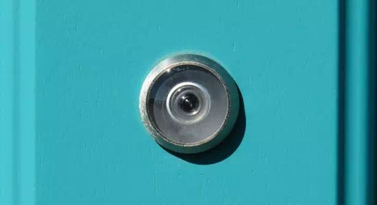 Wizjer optyczny chromowany do drzwi wejściowych i zewnętrznych - widok od strony zewnetrznej