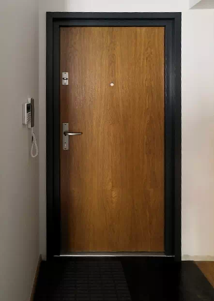 Widok elewacji domu z zamontowanymi drzwiami wzór 500C wymalowanymi w kolorze winchester + antracyt.