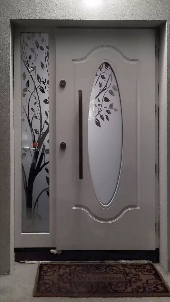 Widok elewacji domu z zamontowanymi drzwiami wzór 595s1+ds4 wymalowanymi w kolorze białe.