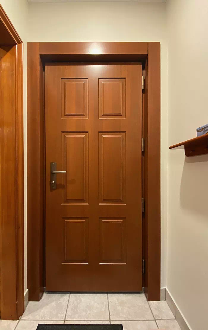 Widok elewacji domu z zamontowanymi drzwiami wzór 534,5 wymalowanymi w kolorze złoty dab.