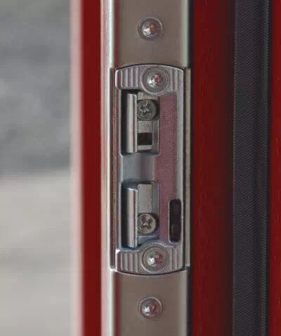 Widok zamontowanego elektrozaczepu do zamków listwowych