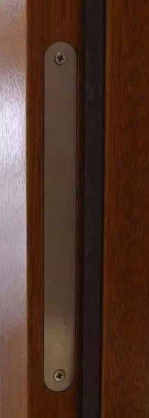 Widok ościeżnicy z zabudowanym zasilaczem do elektrozaczepu lub zamka elektrycznego